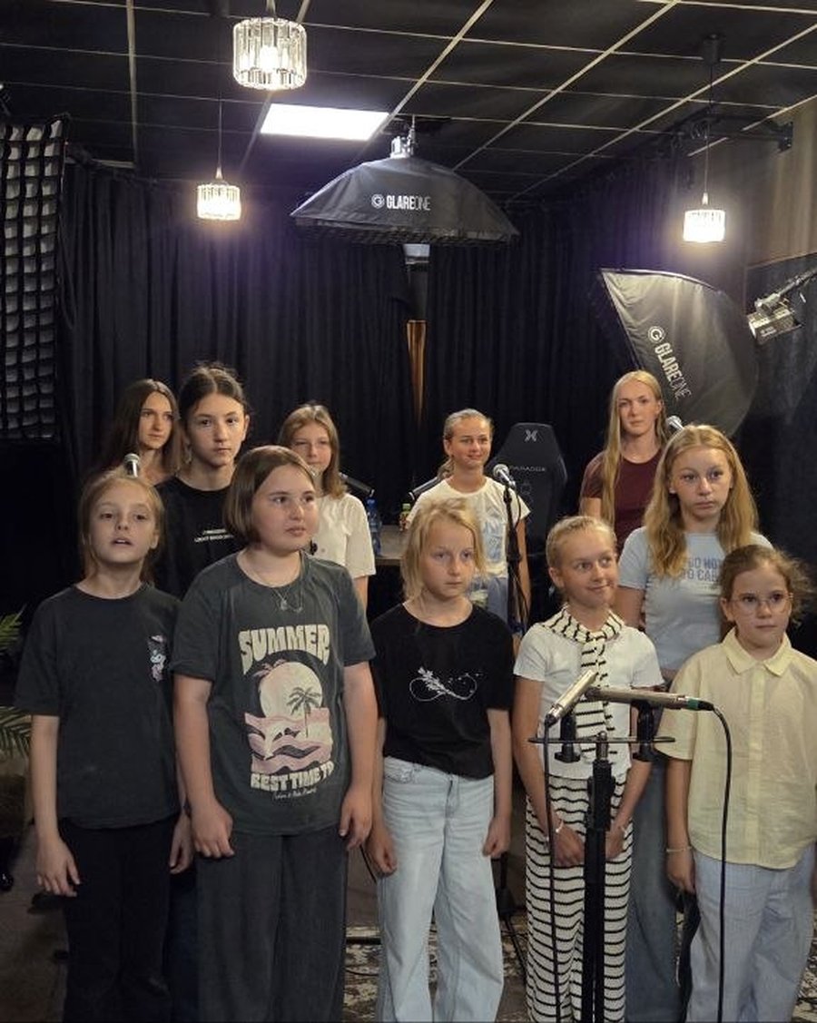 Uczniowie TashaProMusic podczas sesji w profesjonalnym studiu