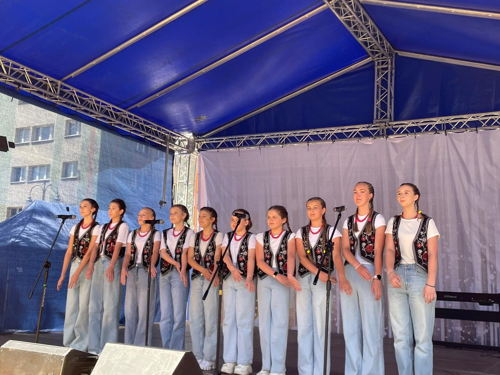 Koncert zespołu VIVAKIDS na scenie
