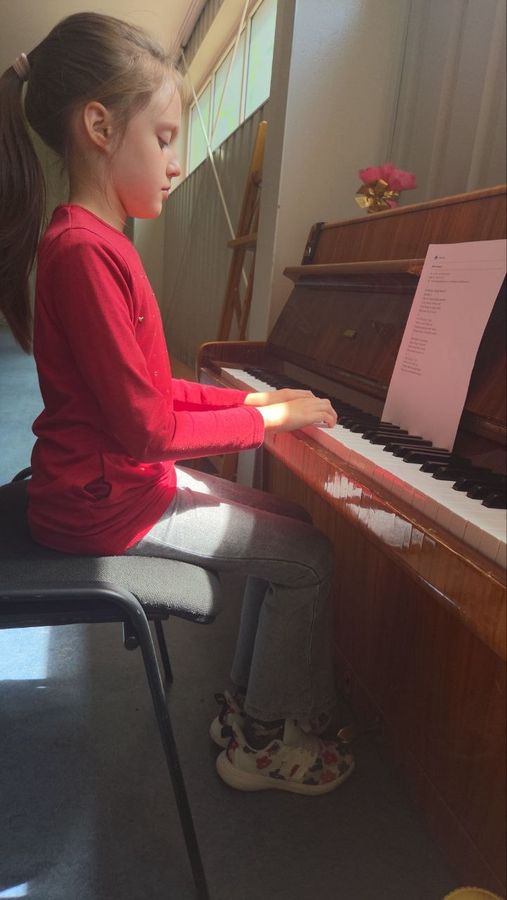 Lekcja gry na pianinie